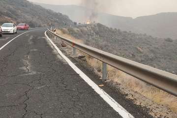 El fuego declarado a última hora de la tarde de este sábado crece con fuerza y se dirige hacia Tasartico (Foto TA)